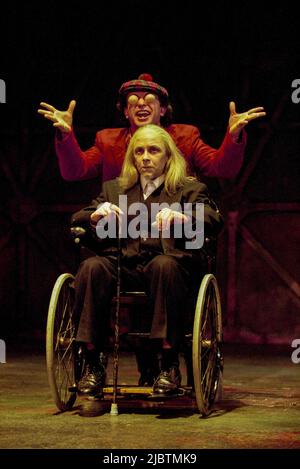 Kathryn Hunter (King Lear), Marcello Magni (Fool) dans KING LEAR par Shakespeare au Leicester Haymarket Theatre, Leicester, Angleterre 26/02/1997 conception: Pawel Dobrzycki éclairage: Jenny Cane réalisateur: Helena Kaut-Howson Banque D'Images