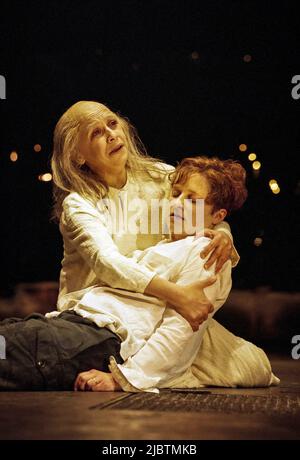 l-r: Kathryn Hunter (King Lear), Hayley Carmichael (Cordelia) dans KING LEAR par Shakespeare au Young Vic, Londres SE1 02/07/1997 un marché de Leicester conception et éclairage de la production théâtrale: Pawel Dobrzycki réalisateur: Helena Kaut-Howson Banque D'Images