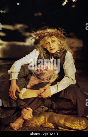 l-r: Robert Pickavance (Gloucester), Kathryn Hunter (King Lear) dans LE ROI LEAR par Shakespeare au Young Vic, Londres SE1 02/07/1997 a Leicester Haymarket Theatre conception et éclairage: Pawel Dobrzycki réalisateur: Helena Kaut-Howson Banque D'Images