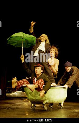 l-r: Marcello Magni (Fool), Kathryn Hunter (King Lear), Simon Roberts (Edgar), Colin McCormack (Kent) dans KING LEAR par Shakespeare au Young Vic, Londres SE1 02/07/1997 a Leicester Haymarket Theatre conception et éclairage: Pawel Dobrzycki réalisateur: Helena Kaut-Howson Banque D'Images