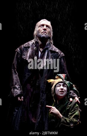 Greg Hicks (King Lear), Kathryn Hunter (Fool) dans KING LEAR par Shakespeare à la Royal Shakespeare Company (RSC), Courtyard Theatre, Stratford-upon-Avon, Angleterre 02/03/2010 conception: Jon Bausor éclairage: Jon Clark directeur: David Farr Banque D'Images