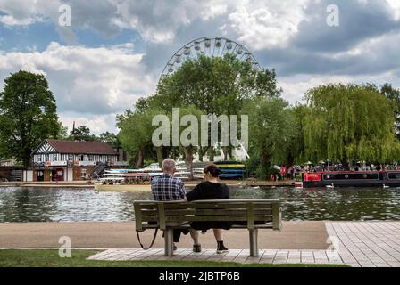 Un couple assis sur un banc parlant dans un cadre pittoresque et détendu. Concept de relation, de mariage, d'amour ou de soutien. Banque D'Images