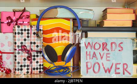 les livres audio comme cadeau d'anniversaire ou cadeau personnel avec casque et mots de texte ont puissance Banque D'Images