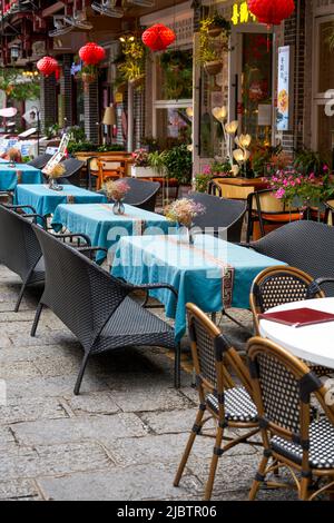 Vous pourrez vous asseoir à l'extérieur dans un restaurant ethnique Banque D'Images