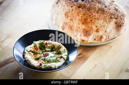 délicieux houmous libanais fait maison avec des graines de grenade fraîches Banque D'Images