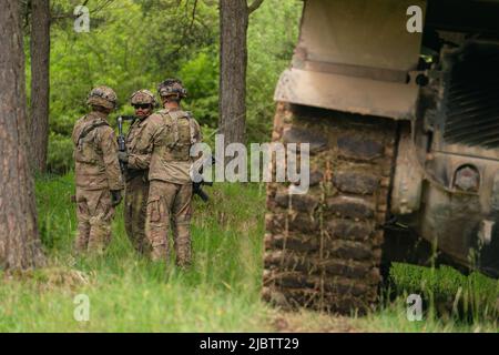 Hohenfels, Allemagne. 08th juin 2022. Les soldats américains se réunissent au cours d'un exercice multinational dans la zone d'entraînement de Hohenfels. Credit: Nicolas Armer/dpa/Alay Live News Banque D'Images