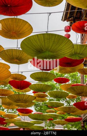 Parasols en papier huilé de style chinois suspendus au plafond dans les rues de la vieille ville Banque D'Images