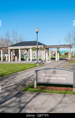 Panneau de marque au Central Park avec belvédère classique à Hillsboro, Oregon. Banque D'Images