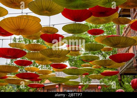 Parasols en papier huilé de style chinois suspendus au plafond dans les rues de la vieille ville Banque D'Images