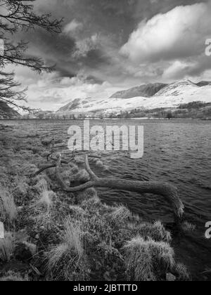 Image infrarouge de la rive sud-ouest de Buttermere dans le parc national Lake District, Cumbria, Angleterre. Banque D'Images