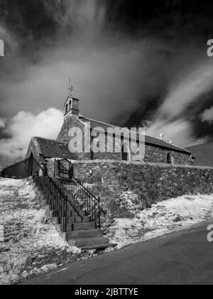 Une image infrarouge de l'église St James dans le village de Buttermere dans le Lake District, Cumbria, Angleterre Banque D'Images