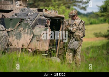 Hohenfels, Allemagne. 08th juin 2022. Les soldats américains se réunissent au cours d'un exercice multinational dans la zone d'entraînement de Hohenfels. Credit: Nicolas Armer/dpa/Alay Live News Banque D'Images