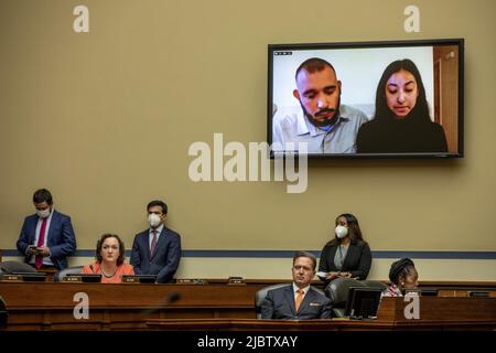 Washington, États-Unis. 08th juin 2022. Felix Rubio et Kimberly Rubio, parents de Lexi Rubio d'Uvalde, Texas, ont témoigné devant un comité de surveillance et de réforme de la Chambre des communes sur la violence par les armes à feu à Capitol Hill à Washington, DC mercredi, 8 juin 2022. Photo de piscine par Jason Andrew/UPI crédit: UPI/Alay Live News Banque D'Images