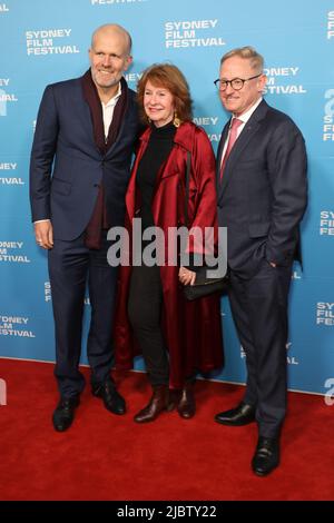 Sydney, Australie. 8th juin 2022. Nick Fairfax, Jan Chapman et l'honorable Ben Franklin, ministre des Arts, arrivent sur le tapis rouge pour la soirée d'ouverture du Festival du film de Sydney au Théâtre d'État. Credit: Richard Milnes/Alamy Live News Banque D'Images