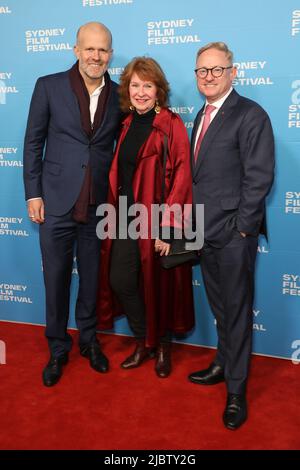 Sydney, Australie. 8th juin 2022. Nick Fairfax, Jan Chapman et l'honorable Ben Franklin, ministre des Arts, arrivent sur le tapis rouge pour la soirée d'ouverture du Festival du film de Sydney au Théâtre d'État. Credit: Richard Milnes/Alamy Live News Banque D'Images