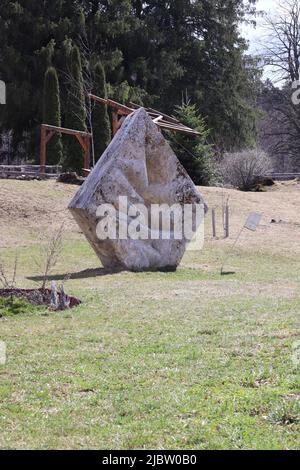 Construction réalisée par un artiste local trouvé dans la cour du château de Cantacuzino Banque D'Images