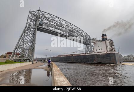 Duluth, Minnesota, États-Unis – 29 mai 2022 : les gens regardent un bateau qui traverse le pont levant aérien Banque D'Images