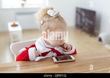 Enfant sourd avec implant cochléaire dans la salle de séjour - diversité de surdité et technologies médicales d'aide auditive innovantes Banque D'Images