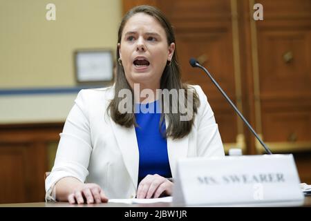 Washington, États-Unis. 08th juin 2022. Amy Swearer, juriste de la Heritage Foundation, témoigne devant une audience du Comité de surveillance et de réforme de la Chambre sur la violence par les armes à feu au Capitole, à Washington, DC, mercredi, à 8 juin 2022. Photo de piscine par Andrew Harnik/UPI crédit: UPI/Alay Live News Banque D'Images