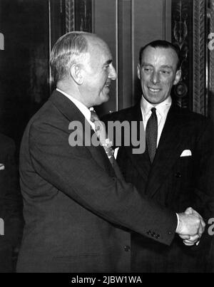 Visite de Warner Bros. Producteur exécutif JACK L. WARNER arrivant à la convention / réception de l'exposant britannique à Londres en 1948 publicité pour Warner Bros. Banque D'Images