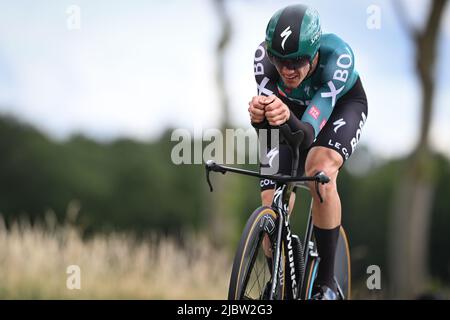 Autrichien Patrick Konrad de Bora-Hansgrohe photographié en action pendant la quatrième étape de la course cycliste Criterium du Dauphine, un procès à temps individuel de 31,9km entre Montbrison et la Batie d'Urfe, France, le mercredi 08 juin 2022. BELGA PHOTO DAVID STOCKMAN Banque D'Images