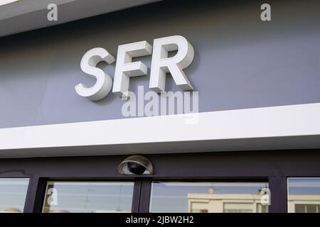 Bordeaux , Aquitaine France - 05 15 2022 : sfr texte logo marque et enseigne façade avant entrée opérateur français téléphone boutique Banque D'Images