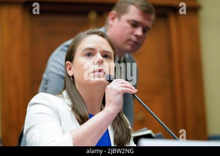 Amy Swearer, juriste de la Heritage Foundation, témoigne lors d'une audience du Comité de surveillance et de réforme de la Chambre sur la violence par les armes à feu au Capitole, à Washington, mercredi, 8 juin 2022. Photo d'Andrew Harnik/pool/ABACAPRESS.COM Banque D'Images