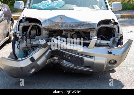 Beaucoup de voitures cassées après un accident de la circulation dans le parking d'une station de restauration sur la rue. Carrosserie de la voiture endommagée à l'extérieur de l'atelier. Solde o Banque D'Images