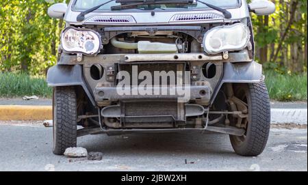 Beaucoup de voitures cassées après un accident de la circulation dans le parking d'une station de restauration sur la rue. Carrosserie de la voiture endommagée à l'extérieur de l'atelier. Solde o Banque D'Images