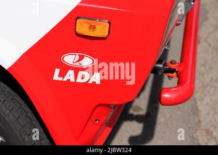 Bordeaux , Aquitaine France - 05 17 2022 : Lada marque et texte logo car vintage fabriqué russe Avtovaz Banque D'Images