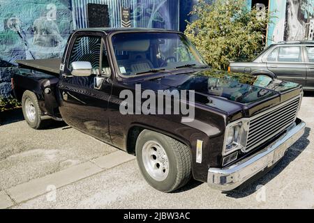 Bordeaux , Aquitaine France - 05 17 2022 : Chevrolet C10 chevy pick-up noir Oldtimer garée en camion de spectacle Banque D'Images