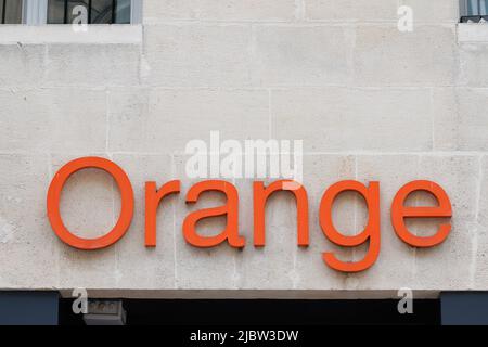 Bordeaux , Aquitaine France - 05 15 2022 : logo Orange marque et texte enseigne façade boutique entreprise multinationale française télécommunications corporat Banque D'Images