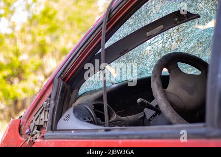 Le volant d'une voiture après un accident. Les airbags conducteur ne se sont pas déployés. Vue depuis la fenêtre de gauche. Pare-brise cassé avec direction wh Banque D'Images