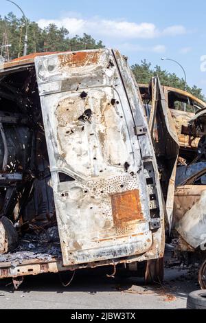 Voitures après l'incendie. Repassez les pièces d'une voiture brûlée. Voitures brûlées abandonnées sur le côté d'une campagne tranquille. Explosion, le résultat d'un incendie. Voiture insu Banque D'Images