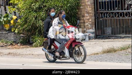 BANGKOK, THAÏLANDE, APR 25 2022, Une paire de femmes à moto Banque D'Images