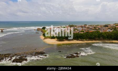 Vue aérienne de l'ancien fort colonial avec un phare dans la ville de Galle, Sri Lanka. Banque D'Images