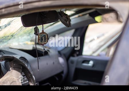 L'airbag conducteur s'est déployé sur le volant de la voiture après la collision. Airbags dégonflés après un déploiement évasé. L'airbag s'est déployé. Voiture Banque D'Images