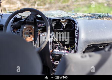 Vitre de voiture endommagée après un accident. Pare-brise cassé à la suite d'un accident, vue de l'intérieur. Détails de l'intérieur de la cabine, vue depuis la cabine. Véhicule sûr Banque D'Images