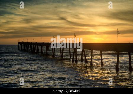 Coucher de soleil sur la jetée municipale de Pacifica. Pacifica, comté de San Mateo, Californie, États-Unis. Banque D'Images