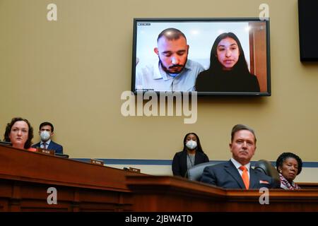 Washington, États-Unis. 08th juin 2022. Felix Rubio et Kimberly Rubio, parents de Lexi Rubio 10, une victime de la fusillade de masse à Uvalde, Texas, apparaissent sur un écran comme ils témoignent à distance lors d'une audience de la Commission de surveillance et de réforme de la Chambre sur la violence d'armes à feu sur Capitol Hill à Washington, mercredi, 8 juin 2022. (Photo par Andrew Harnik/Pool/Sipa USA) crédit: SIPA USA/Alay Live News Banque D'Images