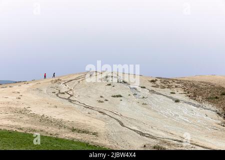 Mère et fils marchant dans les volcans de Takhti-Tepha Mud dans la réserve naturelle de Chachuna, Géorgie Banque D'Images