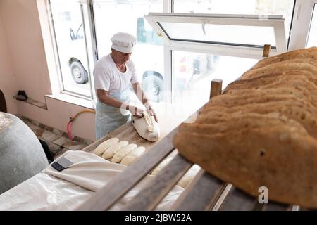 Fabrication de pain au four dans une boulangerie de Dedoplistskaro, région de Kakheti Géorgie Europe orientale Banque D'Images