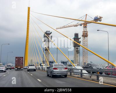 SAMUT PRAKAN, THAÏLANDE, MAI 08 2022, la grue construit un pilier de nouveau pont parallèle au pont Rama IX Banque D'Images