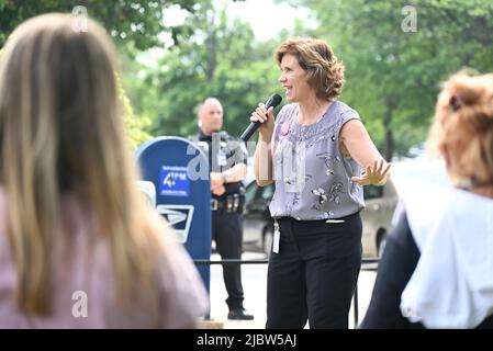 Raleigh, Caroline du Nord, États-Unis, 8th juin 2022, Les défenseurs des droits à l'avortement tiennent une interdiction de nos corps se rassemblent avec des législateurs de soutien devant le bâtiment de l'Assemblée générale pour appuyer le projet de loi 1119 de la Chambre et le projet de loi 888 du Sénat. Ces projets de loi garantiraient le droit légal à un avortement en Caroline du Nord avant une décision de la Cour suprême des États-Unis attendue dans les semaines à venir. Credit D Guest Smith / Alamy Live News Banque D'Images