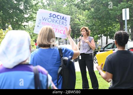 Raleigh, Caroline du Nord, États-Unis, 8th juin 2022, Les défenseurs des droits à l'avortement tiennent une interdiction de nos corps se rassemblent avec des législateurs de soutien devant le bâtiment de l'Assemblée générale pour appuyer le projet de loi 1119 de la Chambre et le projet de loi 888 du Sénat. Ces projets de loi garantiraient le droit légal à un avortement en Caroline du Nord avant une décision de la Cour suprême des États-Unis attendue dans les semaines à venir. Credit D Guest Smith / Alamy Live News Banque D'Images