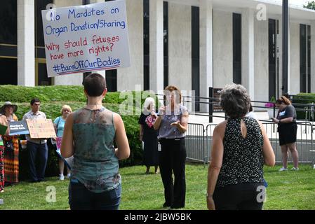 Raleigh, Caroline du Nord, États-Unis, 8th juin 2022, Les défenseurs des droits à l'avortement tiennent une interdiction de nos corps se rassemblent avec des législateurs de soutien devant le bâtiment de l'Assemblée générale pour appuyer le projet de loi 1119 de la Chambre et le projet de loi 888 du Sénat. Ces projets de loi garantiraient le droit légal à un avortement en Caroline du Nord avant une décision de la Cour suprême des États-Unis attendue dans les semaines à venir. Credit D Guest Smith / Alamy Live News Banque D'Images