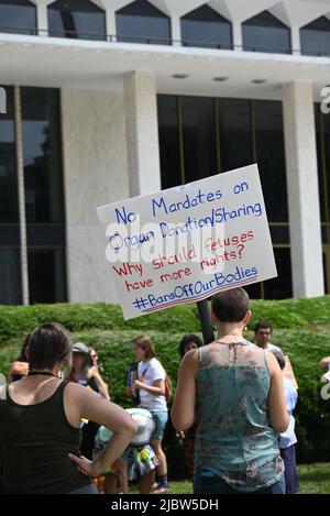 Raleigh, Caroline du Nord, États-Unis, 8th juin 2022, Les défenseurs des droits à l'avortement tiennent une interdiction de nos corps se rassemblent avec des législateurs de soutien devant le bâtiment de l'Assemblée générale pour appuyer le projet de loi 1119 de la Chambre et le projet de loi 888 du Sénat. Ces projets de loi garantiraient le droit légal à un avortement en Caroline du Nord avant une décision de la Cour suprême des États-Unis attendue dans les semaines à venir. Credit D Guest Smith / Alamy Live News Banque D'Images