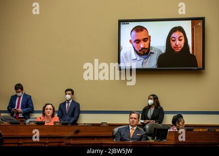 Washington, États-Unis. 08th juin 2022. Felix Rubio et Kimberly RubioParents de Lexi Rubio d'Uvalde, Texas, témoigne au Comité de surveillance et de réforme de la Chambre sur la violence par les armes à feu sur 8 juin 2022 à Washington, DC (photo par Jason Andrew/Pool/Sipa USA) crédit: SIPA USA/Alay Live News Banque D'Images