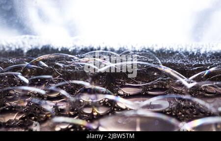 Bulles faites d'eau, de liquide vaisselle, d'huile et de colorant alimentaire créant un autre effet de paysage de bulle du monde Banque D'Images