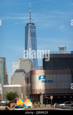 Gare de Path à Exchange place à Jersey City dans le New Jersey avec les gratte-ciel de New York City Manhattan en arrière-plan Banque D'Images